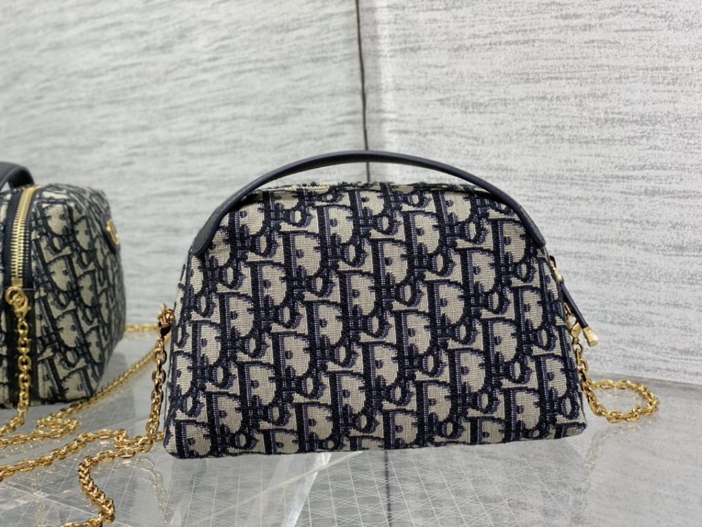 spot ‼️ Montaigne series shell chain bag is another cute and unique bag shape 👛， Pair it with the classic olivique vintage fabric, which makes people love it, with a spacious zipper compartment in the middle 🪄， It can store all kinds of daily necessities. It can also be used as a wash bag after removing the chain. It is simply not easy to use 🤪 size：21812.5cm