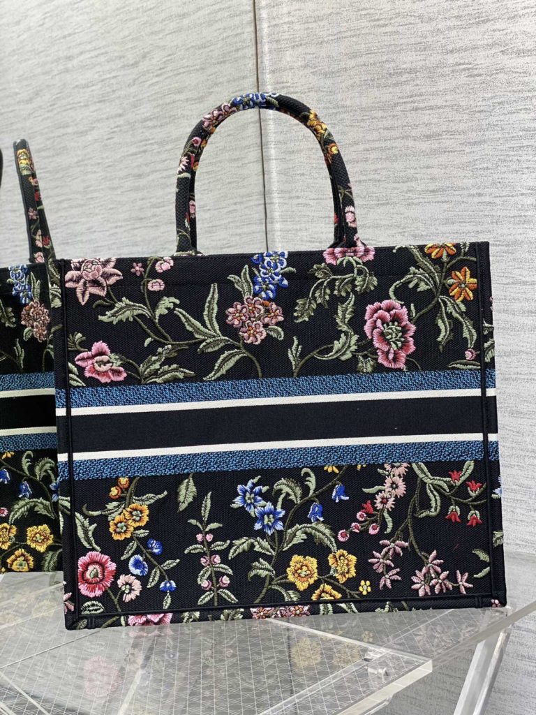 large spot ‼️ Tote's latest white series 💗， Full of love, peony pattern romantic elements, unique pixel style, exquisite and lovely embroidery, make the whole bag very bright, super-large capacity design, concave shape artifact 💪🏻， The capacity is also appropriate, just throw all kinds of sundries into it 😜 size:421835cm