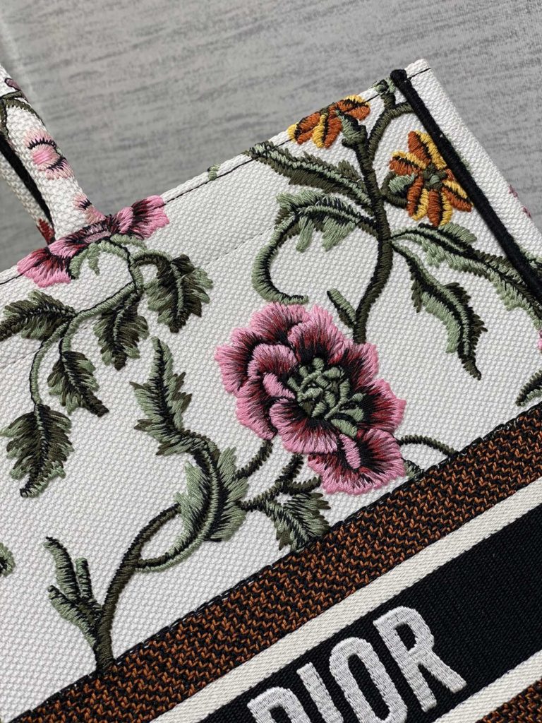 latest white series 💗， Full of love, peony pattern romantic elements, unique pixel style, exquisite and lovely embroidery, make the whole bag very bright, super-large capacity design, concave shape artifact 💪🏻， The capacity is also appropriate, just throw all kinds of sundries into it 😜 size:421835cm