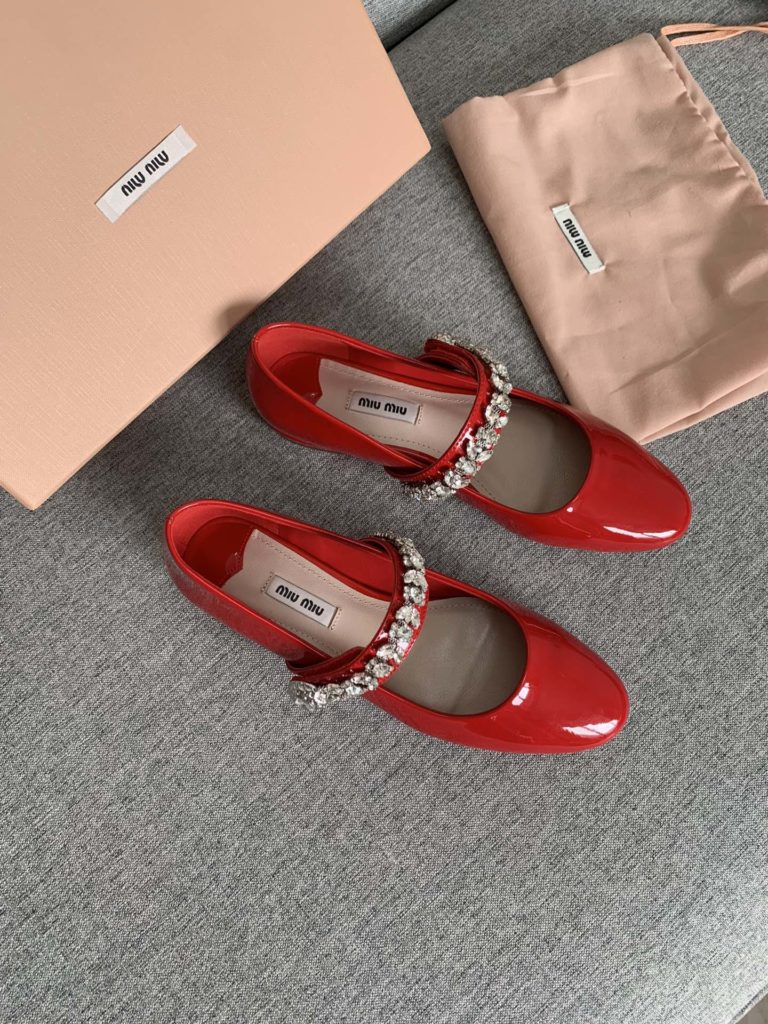 MiuMiu2023 New flat shoes<br>Upper: mirror sheepskin, inner: sheepskin, Outsole: leather outsole, size: 35-39 Standard