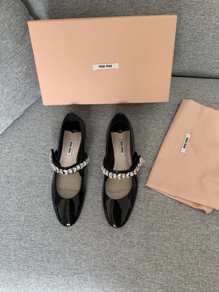 MiuMiu2023 New flat shoes<br>Upper: mirror sheepskin, inner: sheepskin, Outsole: leather outsole, size: 35-39 Standard