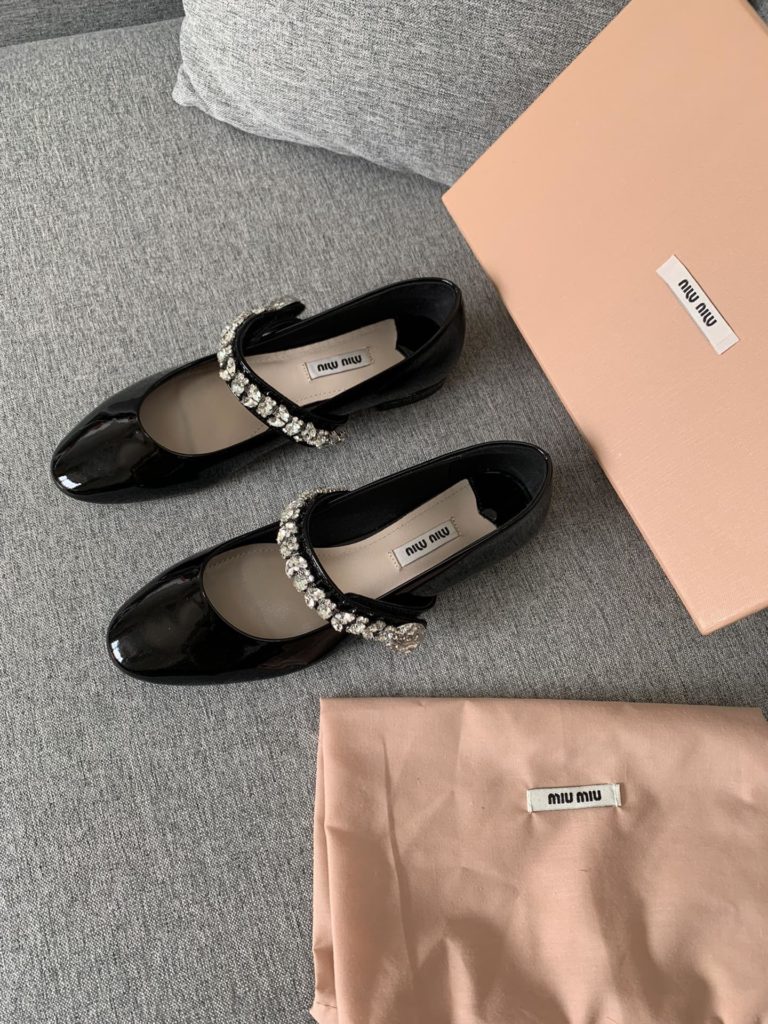 MiuMiu2023 New flat shoes<br>Upper: mirror sheepskin, inner: sheepskin, Outsole: leather outsole, size: 35-39 Standard