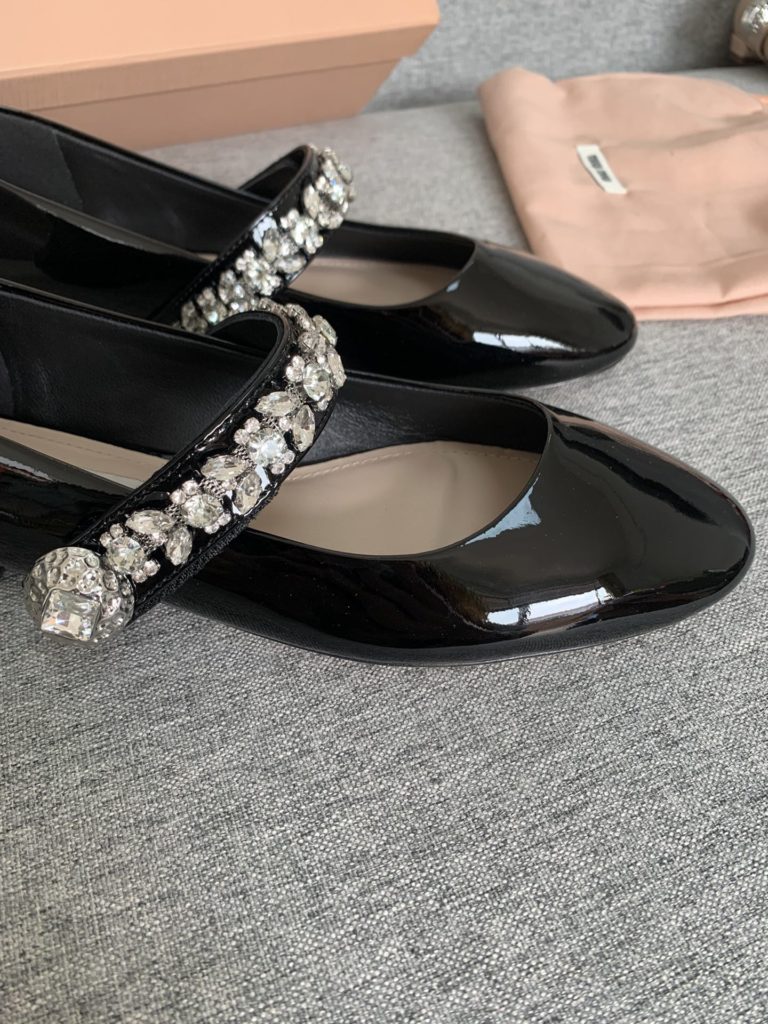 MiuMiu2023 New flat shoes<br>Upper: mirror sheepskin, inner: sheepskin, Outsole: leather outsole, size: 35-39 Standard