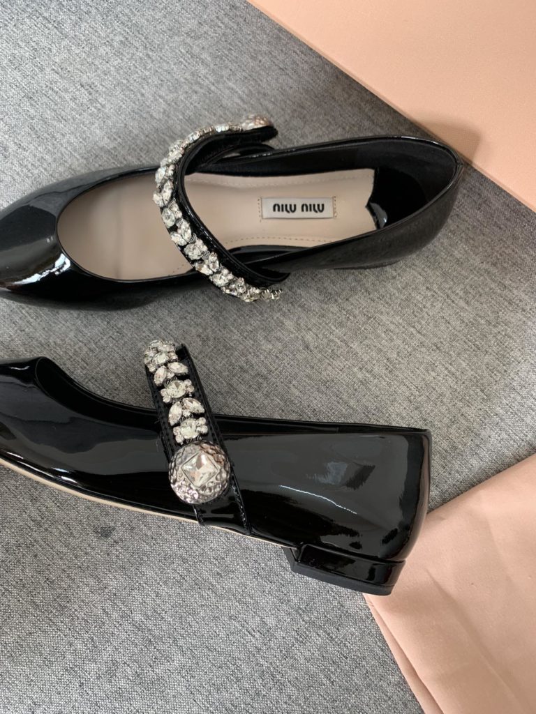 MiuMiu2023 New flat shoes<br>Upper: mirror sheepskin, inner: sheepskin, Outsole: leather outsole, size: 35-39 Standard