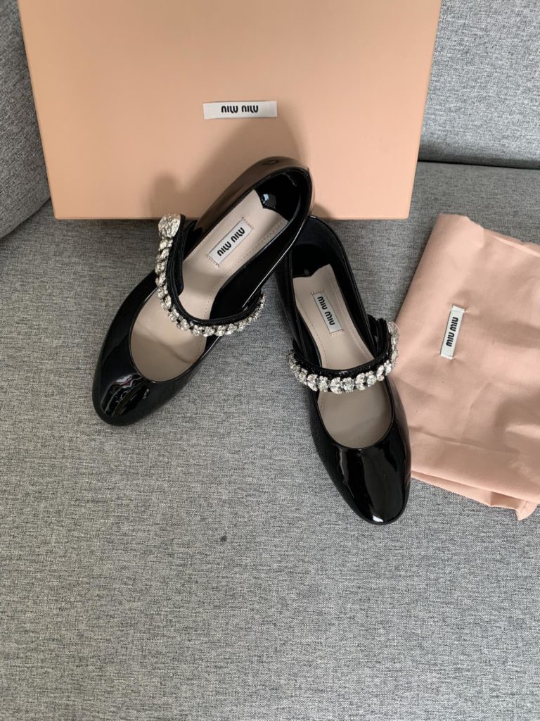 MiuMiu2023 New flat shoes<br>Upper: mirror sheepskin, inner: sheepskin, Outsole: leather outsole, size: 35-39 Standard