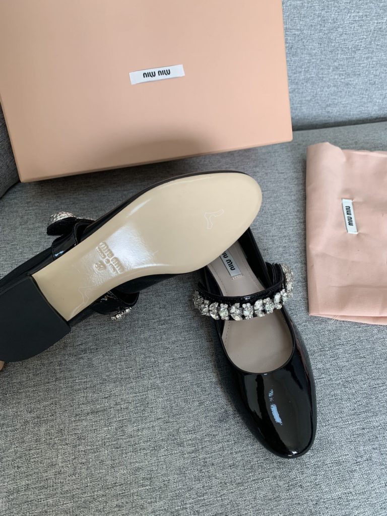 MiuMiu2023 New flat shoes<br>Upper: mirror sheepskin, inner: sheepskin, Outsole: leather outsole, size: 35-39 Standard