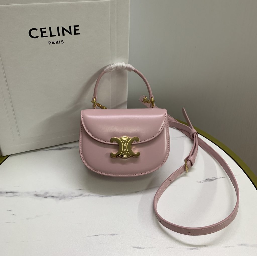 Genuine grade original leather version new product online 🅰️🅰️ Celine23 The same mini saddle bag from LISA in early spring to Besace Arc de Triomphe is really beautiful, retro and fashionable. It looks good in any way! The design of the arc-shaped bottom and flap is more youthful. Compared with the mini style and ten-handle design, it is cute and cute. You can fall in love with it at a glance. It can be said to be elegant when you take photos. Inclined back and hanging shoulder can be carried! Style: retro fashionable cute style~Capacity: large mobile phone can not be put down, but can put keys, tissue, powder, 💄 Model No.: 10L063 Cherry pink 💰 630 size: 15.5-11.5-5 (with original packaging)