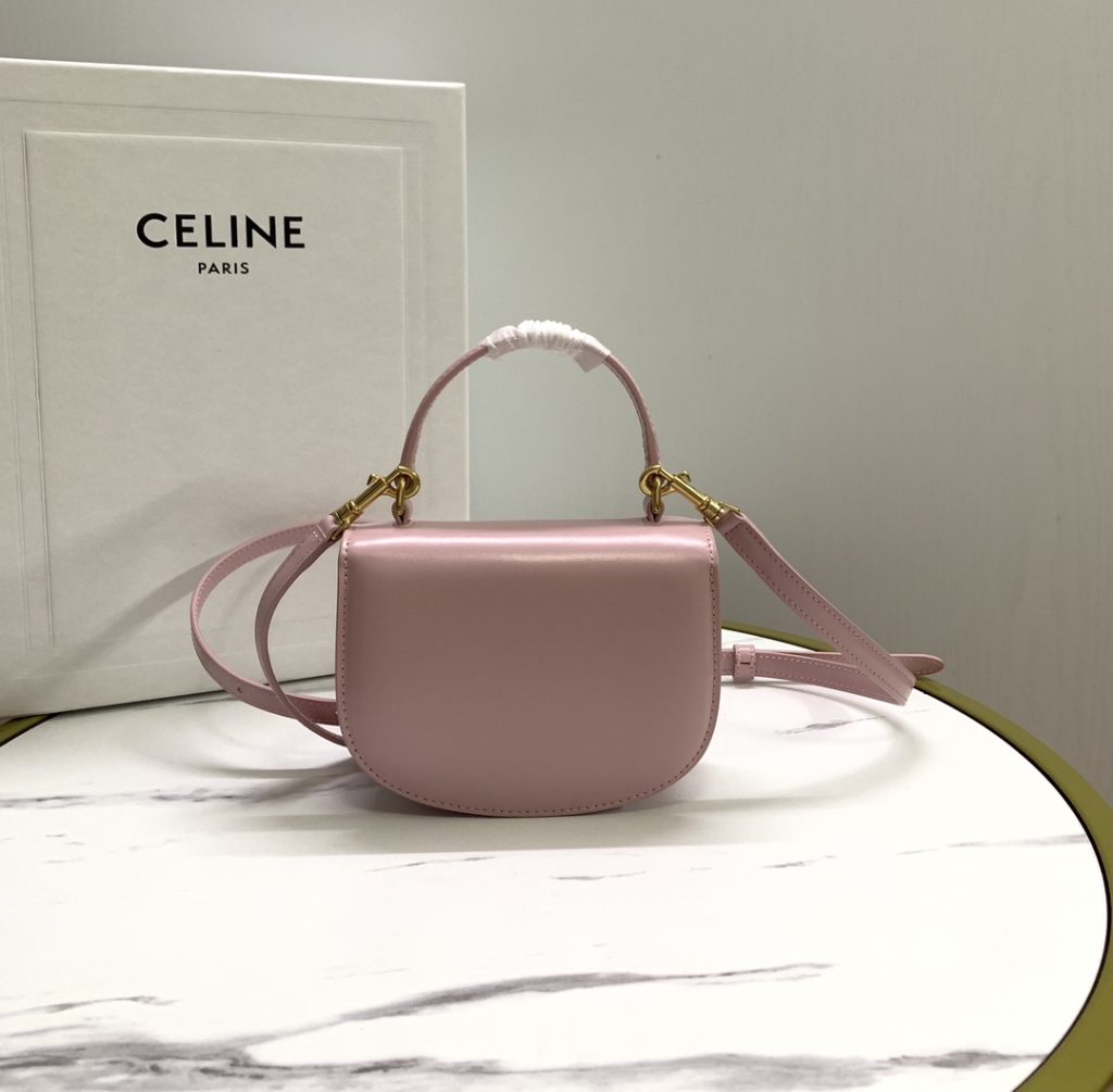 Genuine grade original leather version new product online 🅰️🅰️ Celine23 The same mini saddle bag from LISA in early spring to Besace Arc de Triomphe is really beautiful, retro and fashionable. It looks good in any way! The design of the arc-shaped bottom and flap is more youthful. Compared with the mini style and ten-handle design, it is cute and cute. You can fall in love with it at a glance. It can be said to be elegant when you take photos. Inclined back and hanging shoulder can be carried! Style: retro fashionable cute style~Capacity: large mobile phone can not be put down, but can put keys, tissue, powder, 💄 Model No.: 10L063 Cherry pink 💰 630 size: 15.5-11.5-5 (with original packaging)