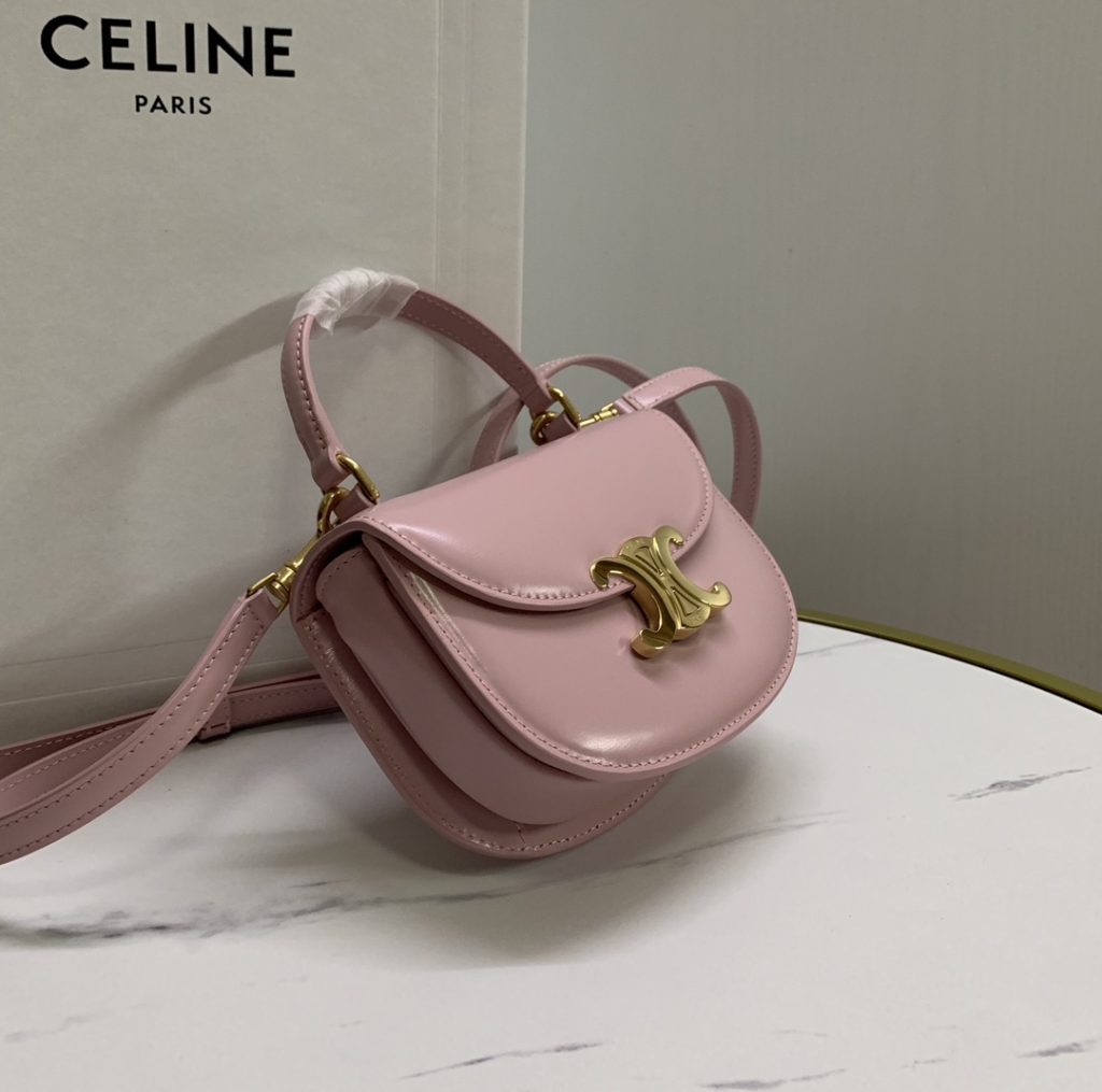 Genuine grade original leather version new product online 🅰️🅰️ Celine23 The same mini saddle bag from LISA in early spring to Besace Arc de Triomphe is really beautiful, retro and fashionable. It looks good in any way! The design of the arc-shaped bottom and flap is more youthful. Compared with the mini style and ten-handle design, it is cute and cute. You can fall in love with it at a glance. It can be said to be elegant when you take photos. Inclined back and hanging shoulder can be carried! Style: retro fashionable cute style~Capacity: large mobile phone can not be put down, but can put keys, tissue, powder, 💄 Model No.: 10L063 Cherry pink 💰 630 size: 15.5-11.5-5 (with original packaging)