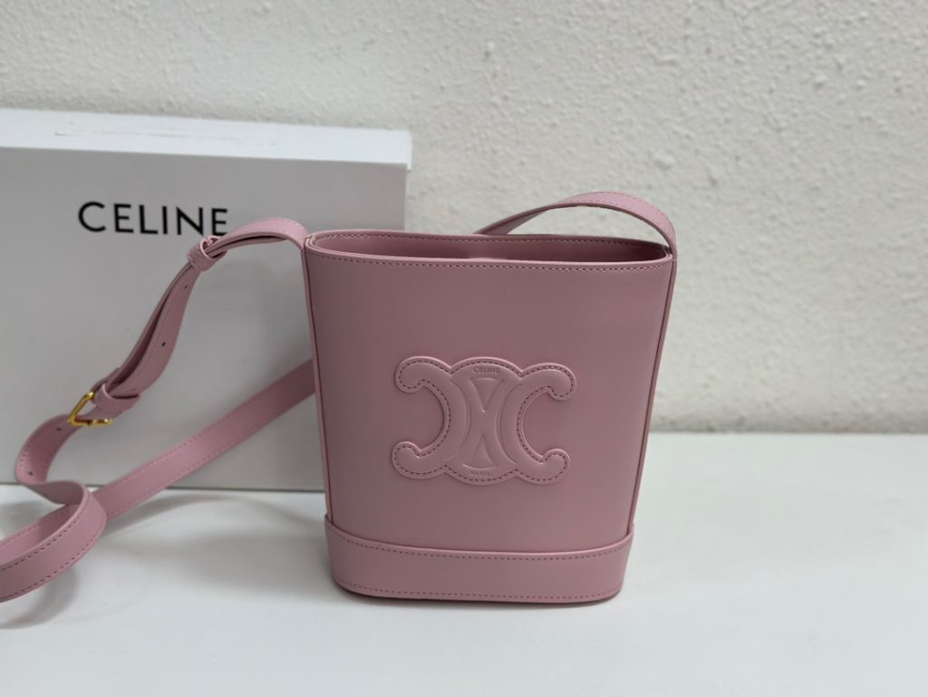 Genuine grade original leather version Celine super mini bucket wrapped with new camel early spring new exquisite and small plain cow leather can hold small items such as mobile phones. Size: 16 × seven point five × 19.5cm