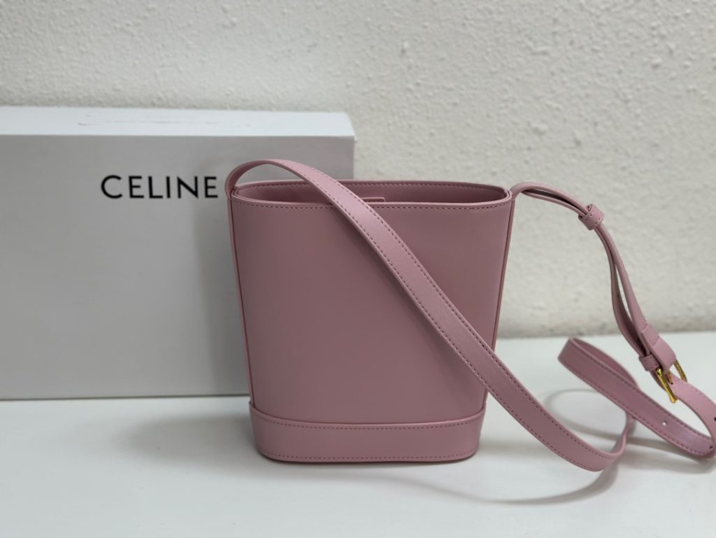 Genuine grade original leather version Celine super mini bucket wrapped with new camel early spring new exquisite and small plain cow leather can hold small items such as mobile phones. Size: 16 × seven point five × 19.5cm