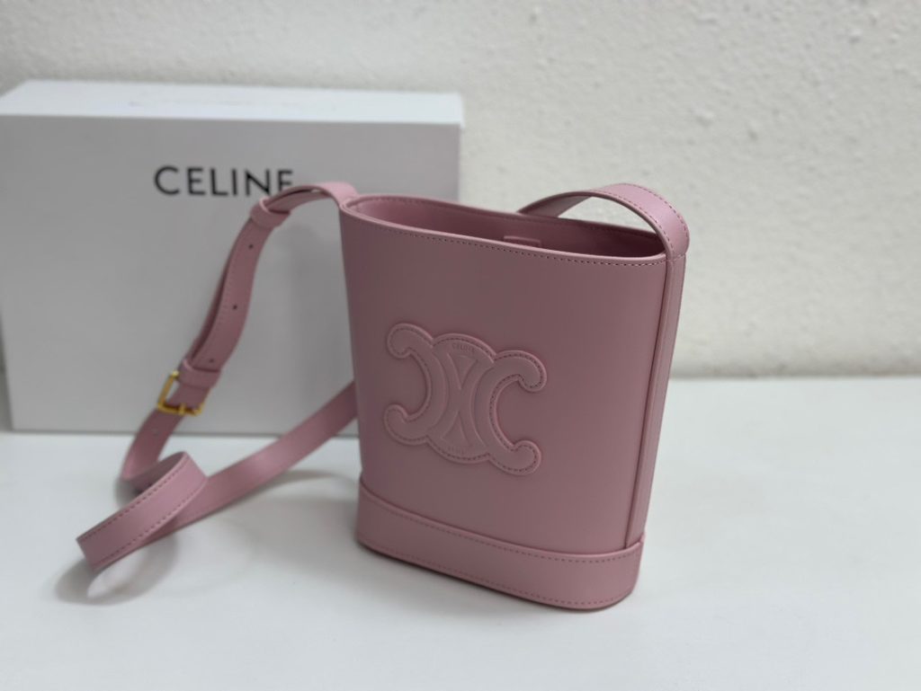 Genuine grade original leather version Celine super mini bucket wrapped with new camel early spring new exquisite and small plain cow leather can hold small items such as mobile phones. Size: 16 × seven point five × 19.5cm