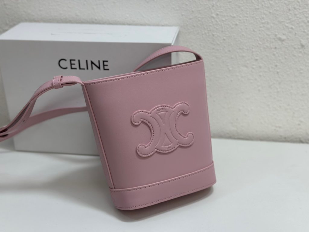 Genuine grade original leather version Celine super mini bucket wrapped with new camel early spring new exquisite and small plain cow leather can hold small items such as mobile phones. Size: 16 × seven point five × 19.5cm