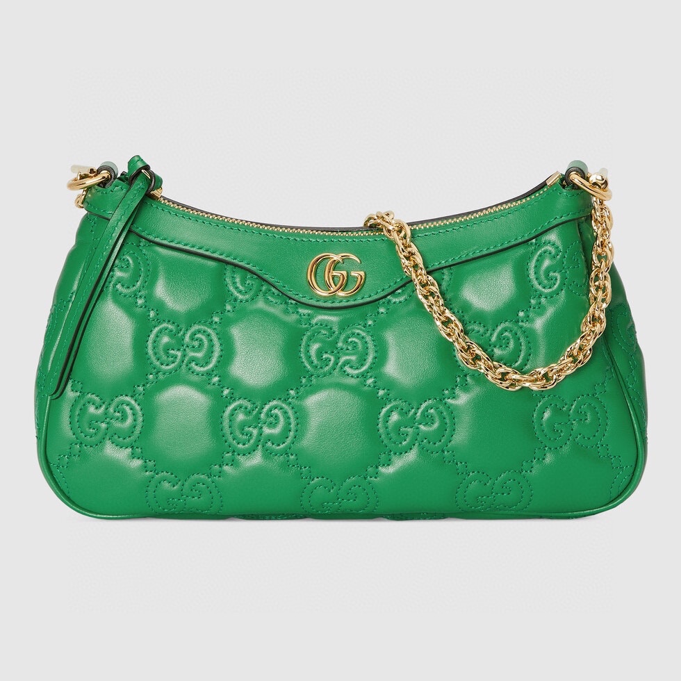 GG Matelass é leather handbag UM8HG 1046 interprets the brand's iconic material with soft texture. The textured GG pattern vividly represents a series of handbags, including this green leather handbag. The front is decorated with double-G accessories to inject brand identity into the whole design. White GG Matelass é leather, gold tone accessories, double G, zipper opening and closing. Two detachable shoulder straps: ivory white nylon and gold tone metal. Model: 735049. Size: 25 (W) x 15 (H) x 8cm (D) Color: green/embossed G original leather. Italian creation