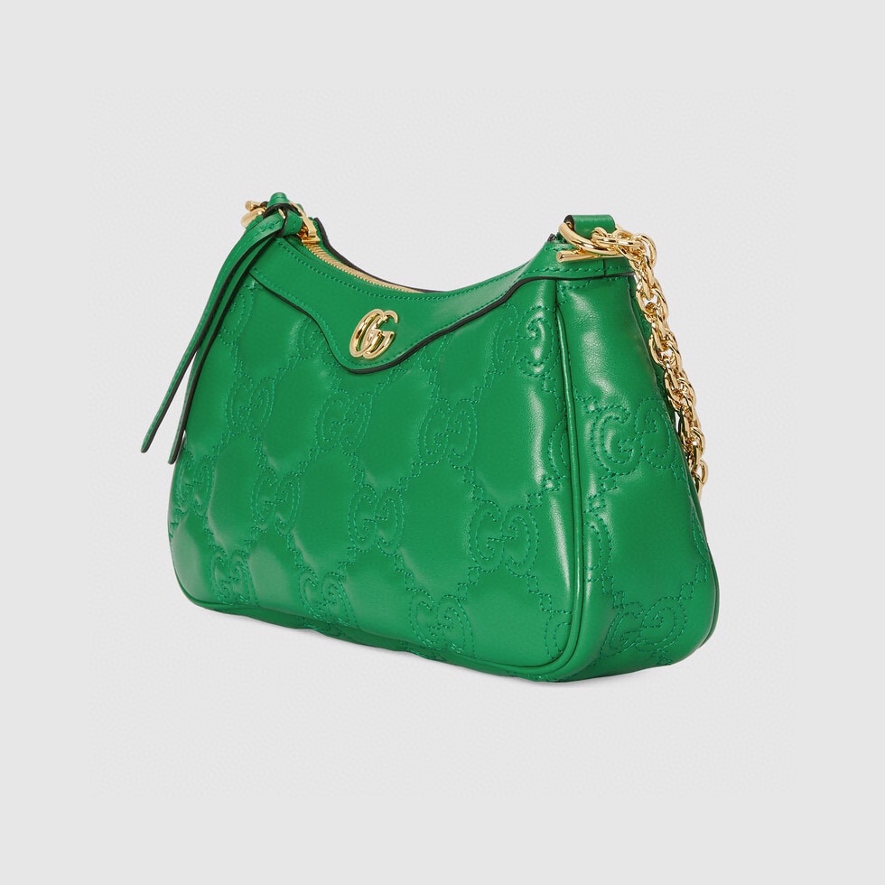 GG Matelass é leather handbag UM8HG 1046 interprets the brand's iconic material with soft texture. The textured GG pattern vividly represents a series of handbags, including this green leather handbag. The front is decorated with double-G accessories to inject brand identity into the whole design. White GG Matelass é leather, gold tone accessories, double G, zipper opening and closing. Two detachable shoulder straps: ivory white nylon and gold tone metal. Model: 735049. Size: 25 (W) x 15 (H) x 8cm (D) Color: green/embossed G original leather. Italian creation