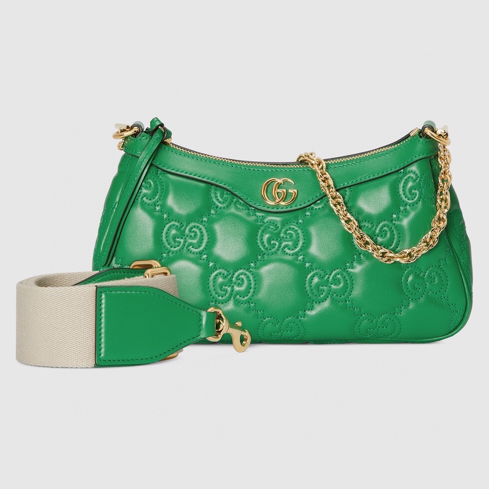 GG Matelass é leather handbag UM8HG 1046 interprets the brand's iconic material with soft texture. The textured GG pattern vividly represents a series of handbags, including this green leather handbag. The front is decorated with double-G accessories to inject brand identity into the whole design. White GG Matelass é leather, gold tone accessories, double G, zipper opening and closing. Two detachable shoulder straps: ivory white nylon and gold tone metal. Model: 735049. Size: 25 (W) x 15 (H) x 8cm (D) Color: green/embossed G original leather. Italian creation