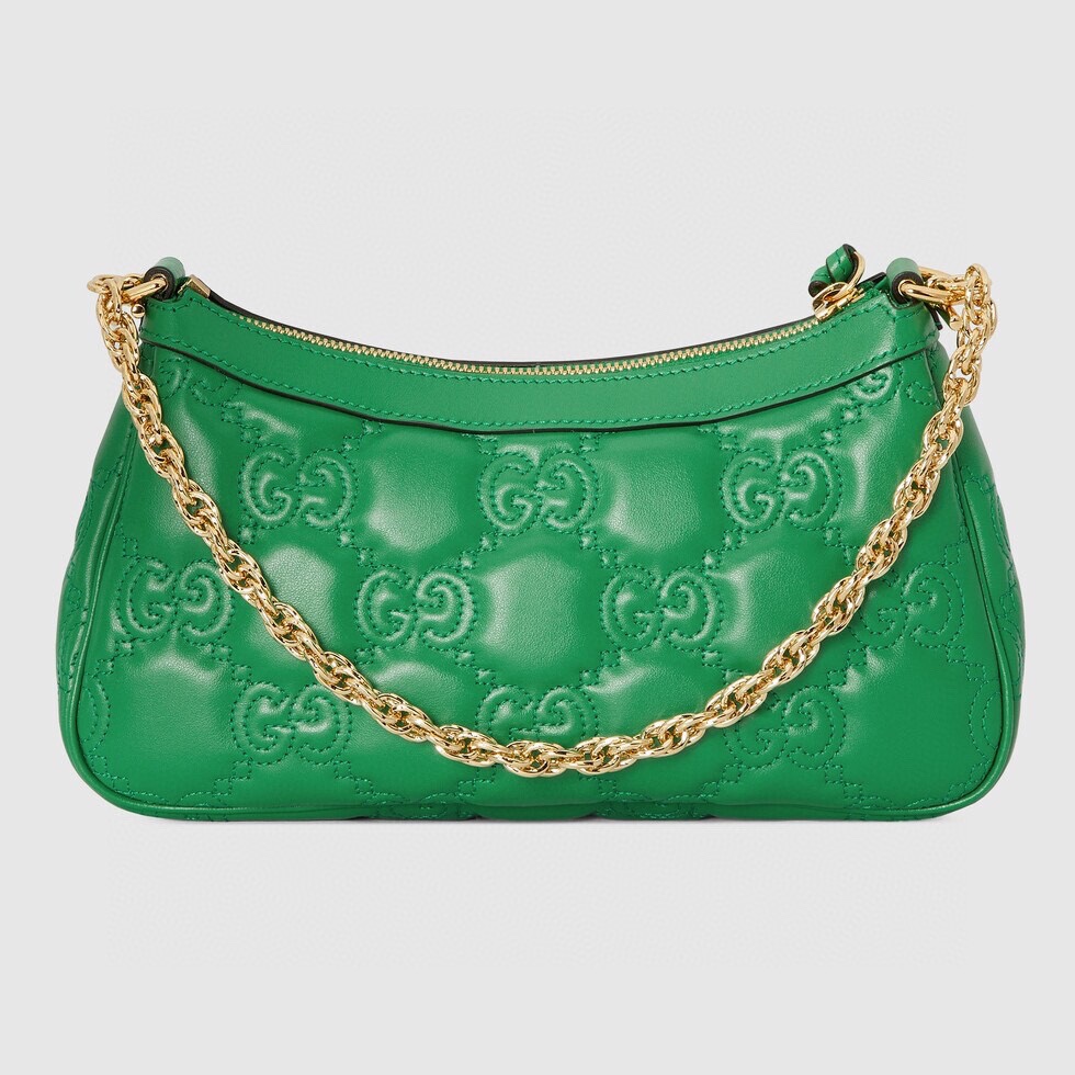 GG Matelass é leather handbag UM8HG 1046 interprets the brand's iconic material with soft texture. The textured GG pattern vividly represents a series of handbags, including this green leather handbag. The front is decorated with double-G accessories to inject brand identity into the whole design. White GG Matelass é leather, gold tone accessories, double G, zipper opening and closing. Two detachable shoulder straps: ivory white nylon and gold tone metal. Model: 735049. Size: 25 (W) x 15 (H) x 8cm (D) Color: green/embossed G original leather. Italian creation