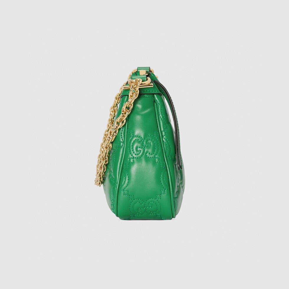 GG Matelass é leather handbag UM8HG 1046 interprets the brand's iconic material with soft texture. The textured GG pattern vividly represents a series of handbags, including this green leather handbag. The front is decorated with double-G accessories to inject brand identity into the whole design. White GG Matelass é leather, gold tone accessories, double G, zipper opening and closing. Two detachable shoulder straps: ivory white nylon and gold tone metal. Model: 735049. Size: 25 (W) x 15 (H) x 8cm (D) Color: green/embossed G original leather. Italian creation