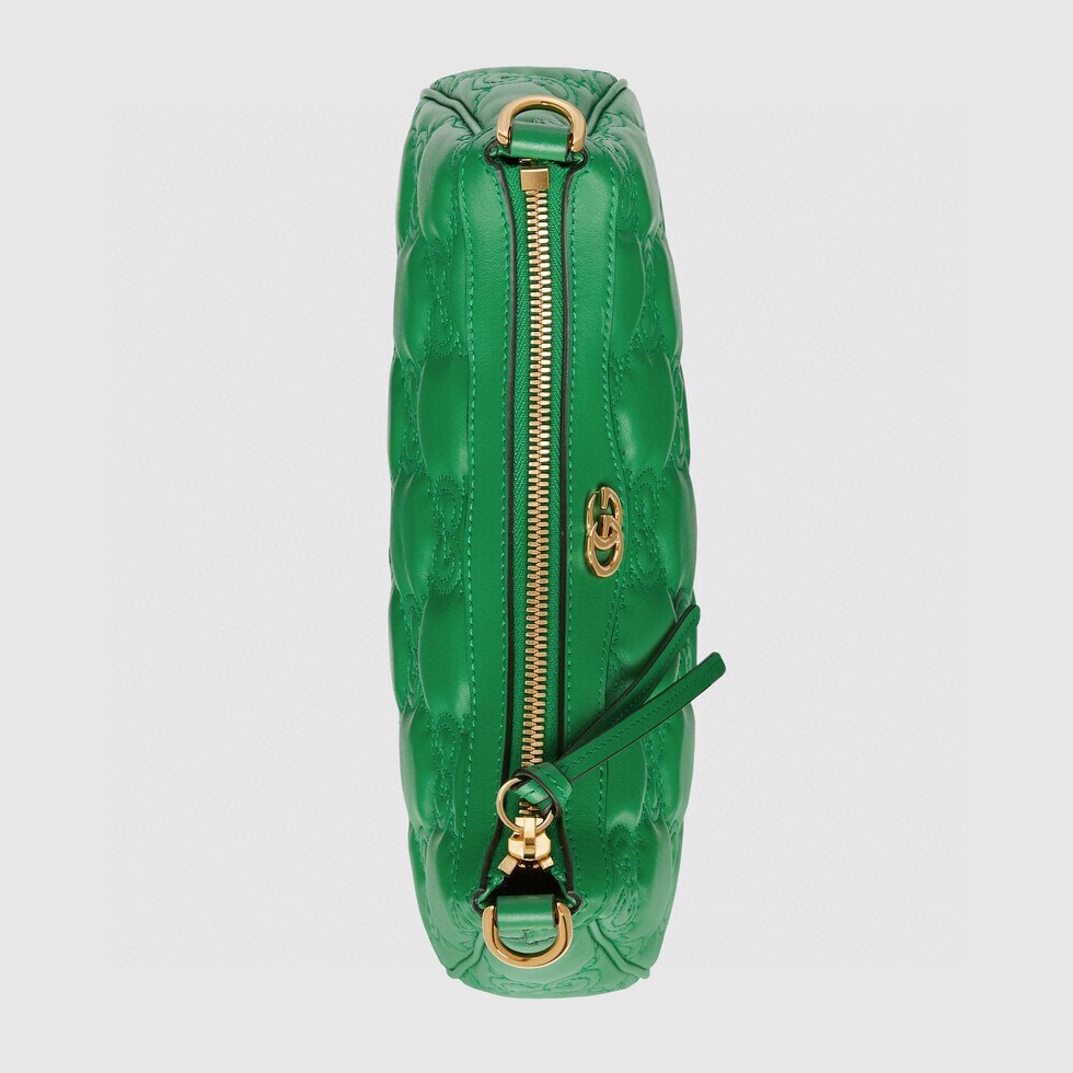 GG Matelass é leather handbag UM8HG 1046 interprets the brand's iconic material with soft texture. The textured GG pattern vividly represents a series of handbags, including this green leather handbag. The front is decorated with double-G accessories to inject brand identity into the whole design. White GG Matelass é leather, gold tone accessories, double G, zipper opening and closing. Two detachable shoulder straps: ivory white nylon and gold tone metal. Model: 735049. Size: 25 (W) x 15 (H) x 8cm (D) Color: green/embossed G original leather. Italian creation