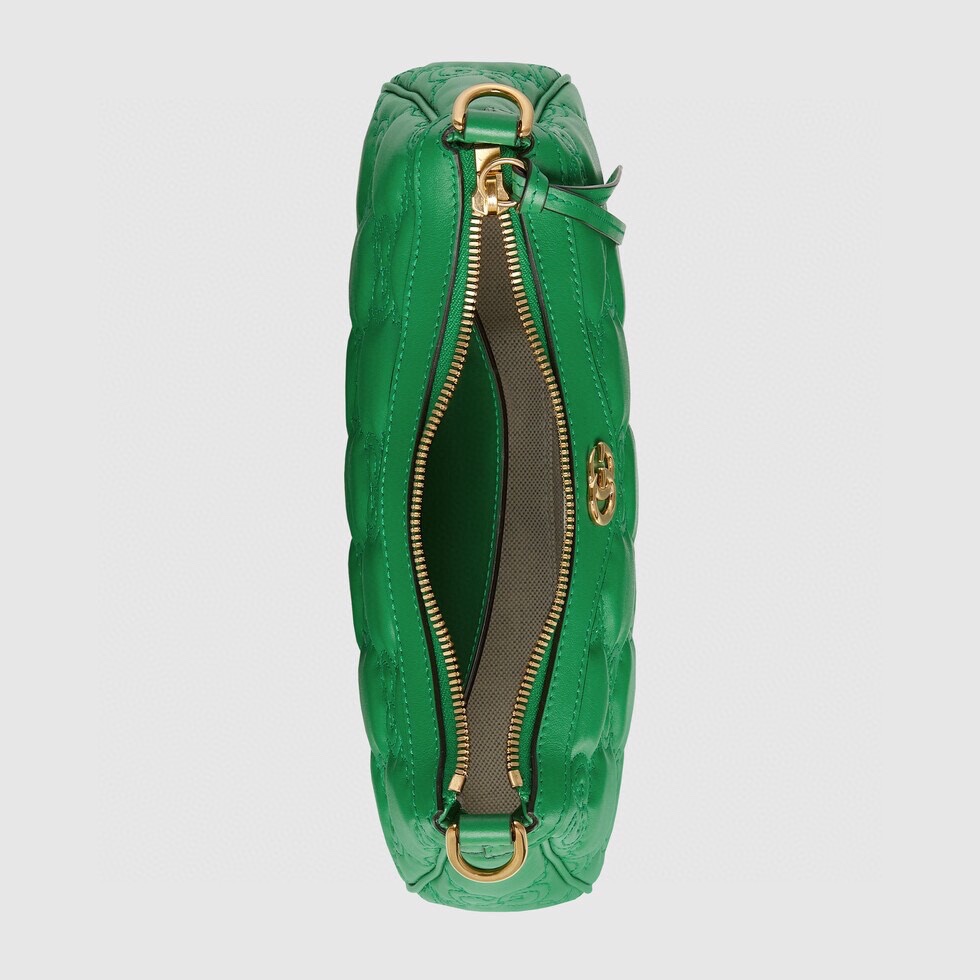 GG Matelass é leather handbag UM8HG 1046 interprets the brand's iconic material with soft texture. The textured GG pattern vividly represents a series of handbags, including this green leather handbag. The front is decorated with double-G accessories to inject brand identity into the whole design. White GG Matelass é leather, gold tone accessories, double G, zipper opening and closing. Two detachable shoulder straps: ivory white nylon and gold tone metal. Model: 735049. Size: 25 (W) x 15 (H) x 8cm (D) Color: green/embossed G original leather. Italian creation