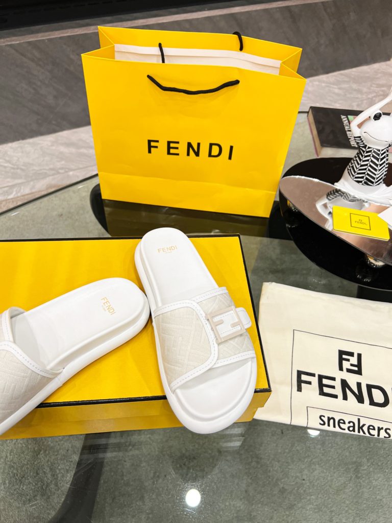 2023 [Rose] FENDI [Rose] The latest casual flat slippers [color] [color] F letter metal buckle calico+light brown leather [allure] [rose] foam water table combination TPU negative light [color] [color] soft and comfortable [allure] [allure] with top packaging [rose] [rose] [rose] size: 35-43