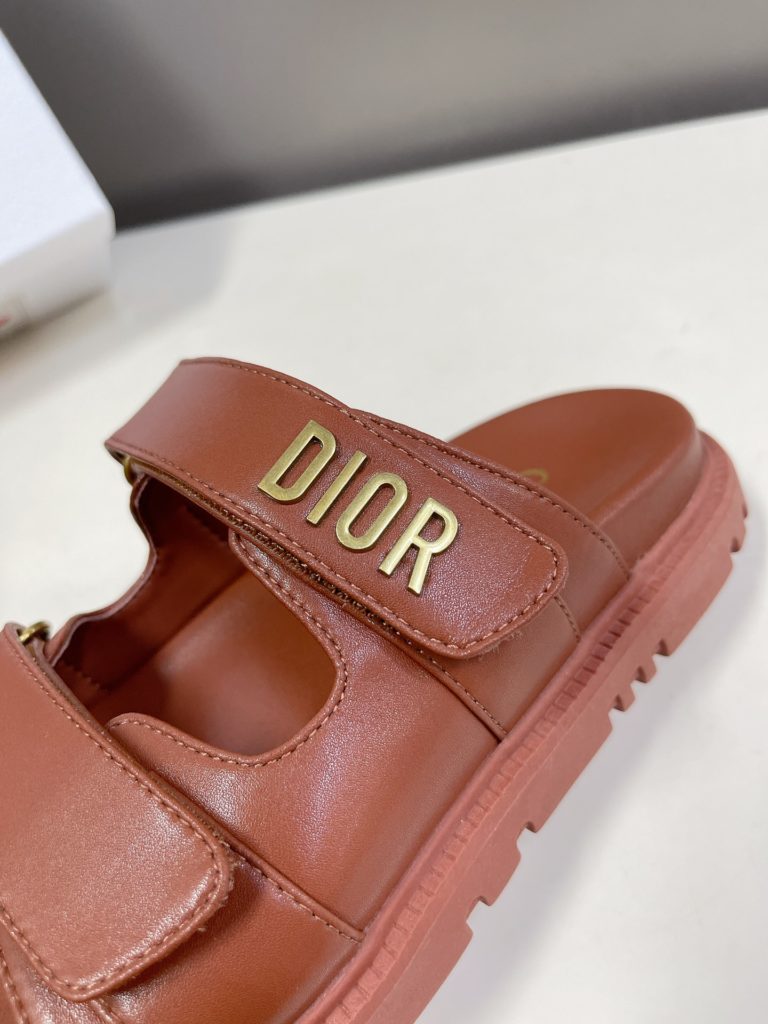 Dior's latest Velcro sandals in spring and summer, super-star net-red grass planting, classic silhouette design ➕ Upper Dior LOGO hardware embellishment, super beautiful, super versatile, very soft upper foot ✔️ Imported cow leather upper, sheepskin inner lining, genuine open mold TPU large base size: 35-40