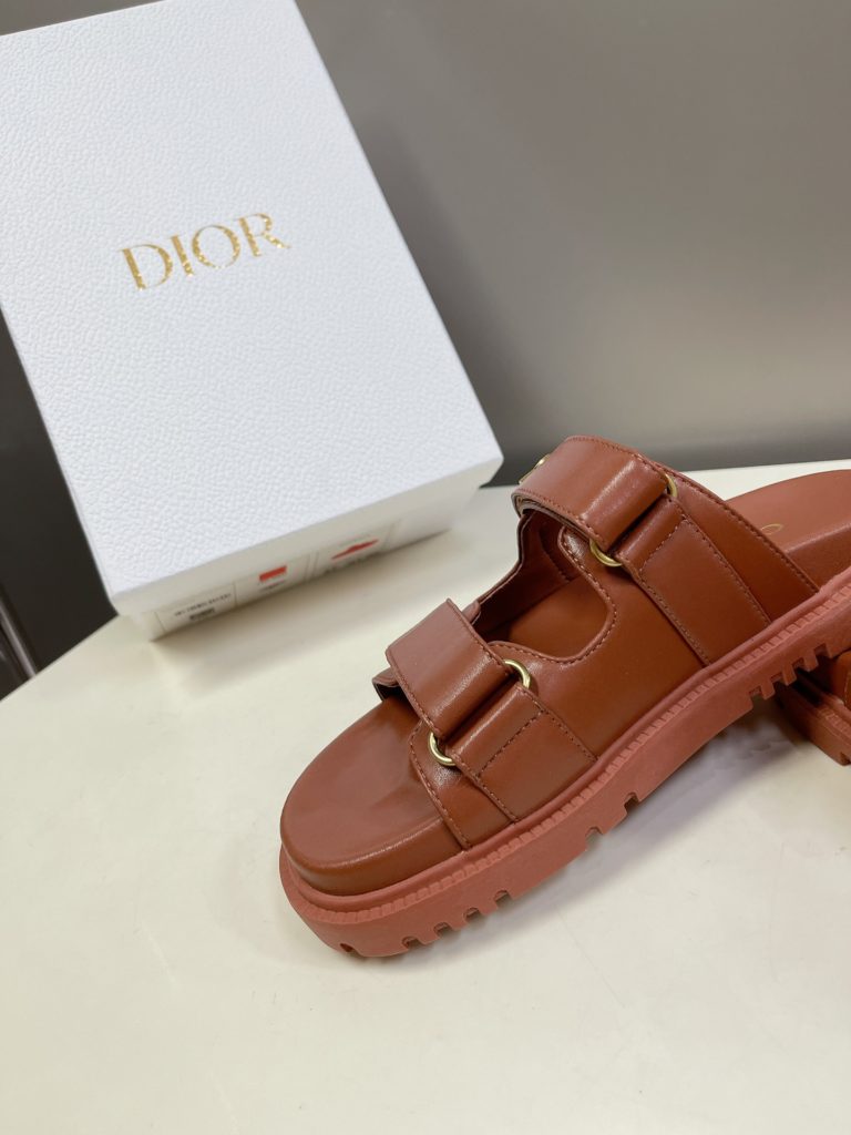 Dior's latest Velcro sandals in spring and summer, super-star net-red grass planting, classic silhouette design ➕ Upper Dior LOGO hardware embellishment, super beautiful, super versatile, very soft upper foot ✔️ Imported cow leather upper, sheepskin inner lining, genuine open mold TPU large base size: 35-40