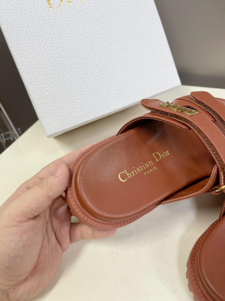 Dior's latest Velcro sandals in spring and summer, super-star net-red grass planting, classic silhouette design ➕ Upper Dior LOGO hardware embellishment, super beautiful, super versatile, very soft upper foot ✔️ Imported cow leather upper, sheepskin inner lining, genuine open mold TPU large base size: 35-40