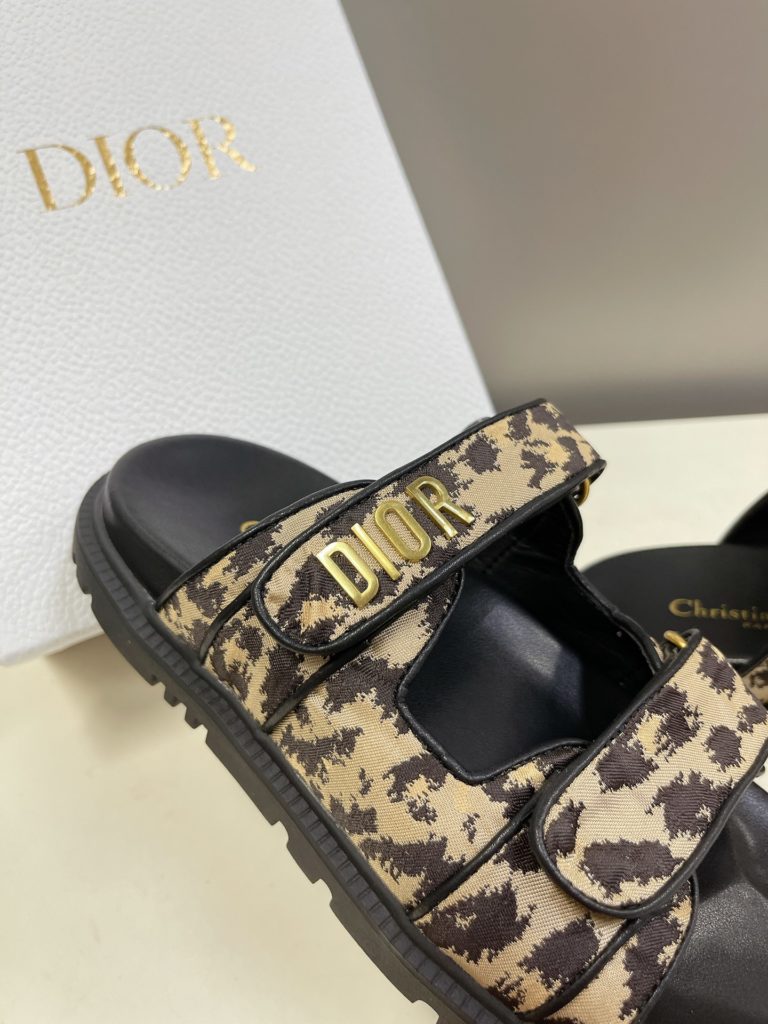 Dior's latest Velcro sandals in spring and summer, super-star net-red grass planting, classic silhouette design ➕ Upper Dior LOGO hardware embellishment, super beautiful, super versatile, very soft upper foot ✔️ Imported cow leather upper, sheepskin inner lining, genuine open mold TPU large base size: 35-40