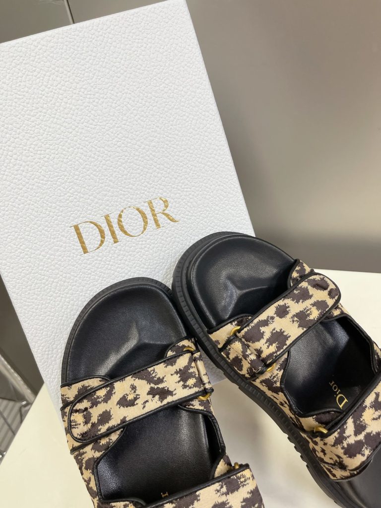 Dior's latest Velcro sandals in spring and summer, super-star net-red grass planting, classic silhouette design ➕ Upper Dior LOGO hardware embellishment, super beautiful, super versatile, very soft upper foot ✔️ Imported cow leather upper, sheepskin inner lining, genuine open mold TPU large base size: 35-40