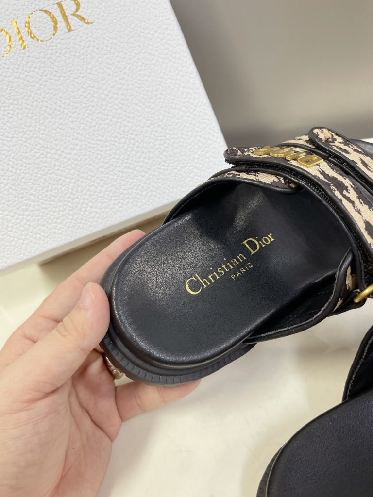 Dior's latest Velcro sandals in spring and summer, super-star net-red grass planting, classic silhouette design ➕ Upper Dior LOGO hardware embellishment, super beautiful, super versatile, very soft upper foot ✔️ Imported cow leather upper, sheepskin inner lining, genuine open mold TPU large base size: 35-40