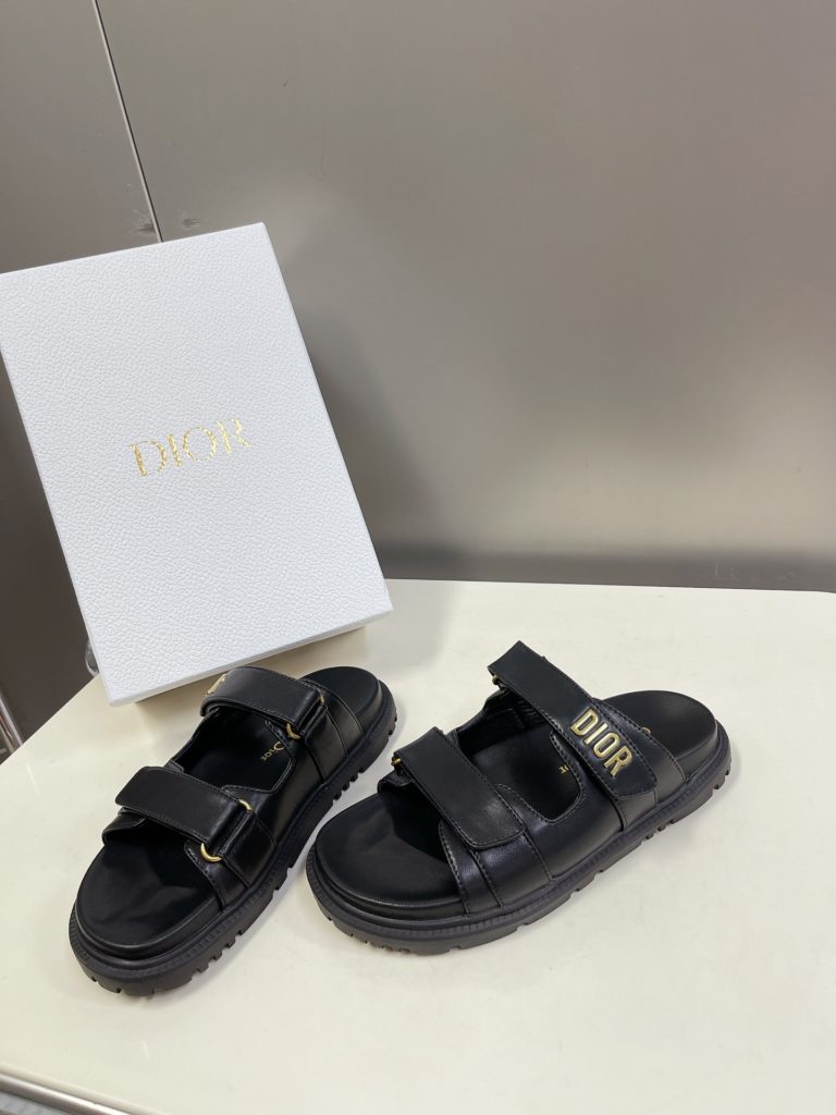 Dior's latest Velcro sandals in spring and summer, super-star net-red grass planting, classic silhouette design ➕ Upper Dior LOGO hardware embellishment, super beautiful, super versatile, very soft upper foot ✔️ Imported cow leather upper, sheepskin inner lining, genuine open mold TPU large base size: 35-40