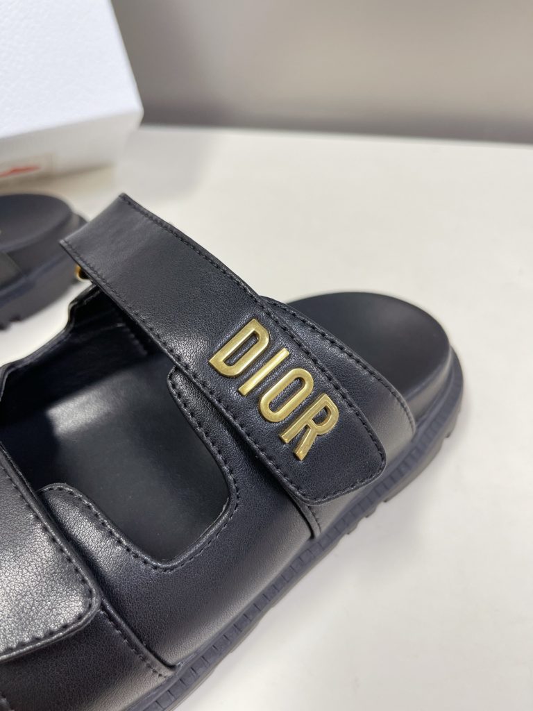 Dior's latest Velcro sandals in spring and summer, super-star net-red grass planting, classic silhouette design ➕ Upper Dior LOGO hardware embellishment, super beautiful, super versatile, very soft upper foot ✔️ Imported cow leather upper, sheepskin inner lining, genuine open mold TPU large base size: 35-40