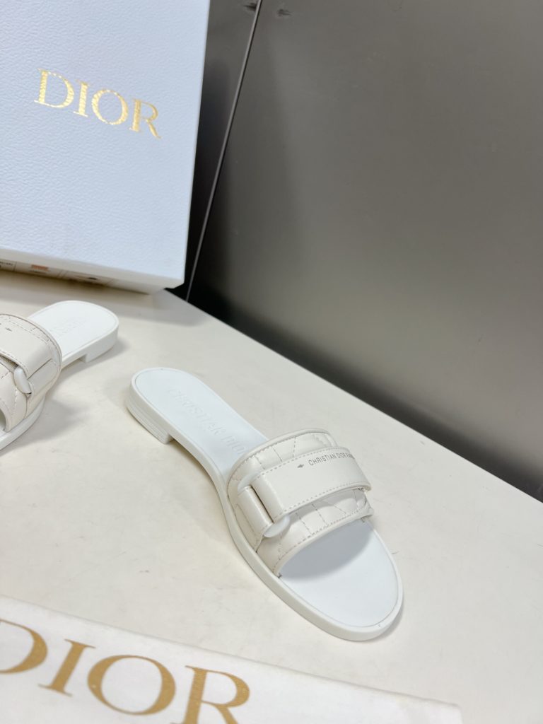 Dior Dior classic Velcro buckle sandals High version GO original perfectly reproduces the most popular color matching fabric with a strong sense of layering The original open-mold high-grade TPU outsole ✔️ Very comfortable and easy to walk. The vamp materials are all made from the original version. The 3D electric embroidery three-dimensional cloth surface is very versatile. It is a must for lazy people in summer. The full set of original packaging code: 35-40