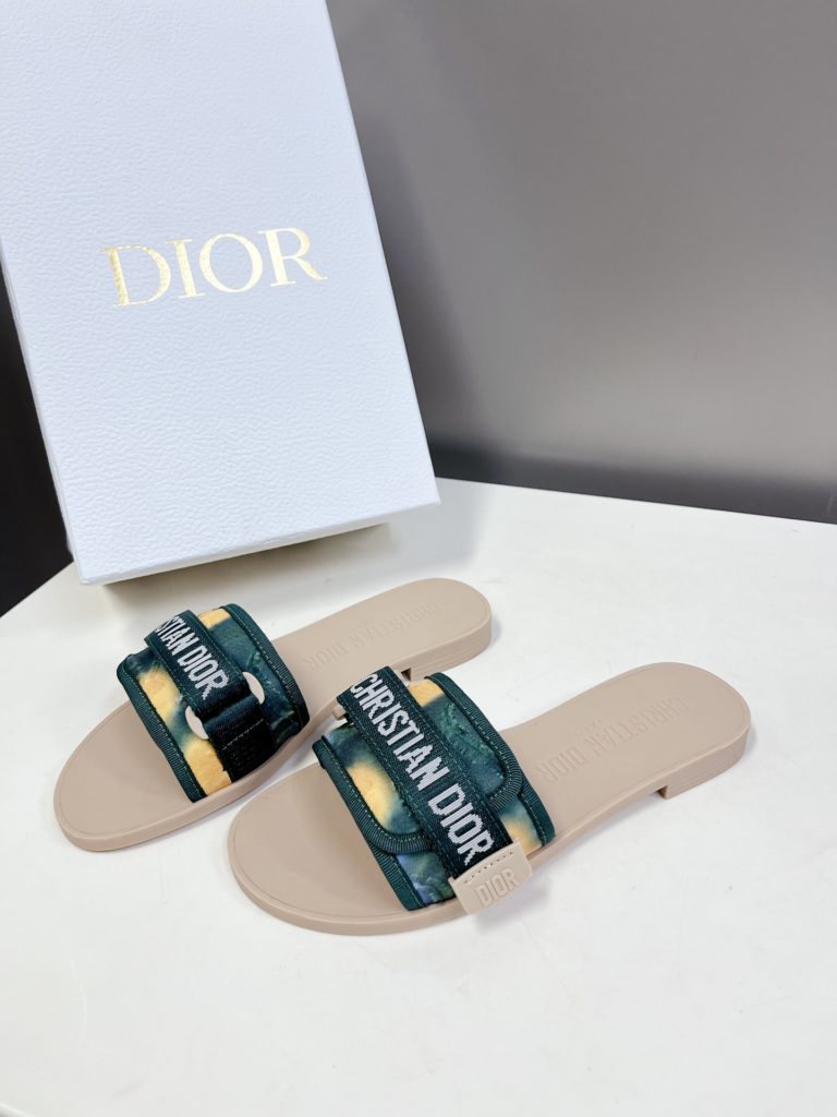 Dior Dior classic Velcro buckle sandals High version GO original perfectly reproduces the most popular color matching fabric with a strong sense of layering The original open-mold high-grade TPU outsole ✔️ Very comfortable and easy to walk. The vamp materials are all made from the original version. The 3D electric embroidery three-dimensional cloth surface is very versatile. It is a must for lazy people in summer. The full set of original packaging code: 35-40