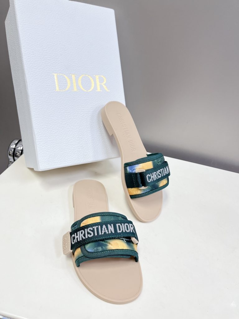 Dior Dior classic Velcro buckle sandals High version GO original perfectly reproduces the most popular color matching fabric with a strong sense of layering The original open-mold high-grade TPU outsole ✔️ Very comfortable and easy to walk. The vamp materials are all made from the original version. The 3D electric embroidery three-dimensional cloth surface is very versatile. It is a must for lazy people in summer. The full set of original packaging code: 35-40