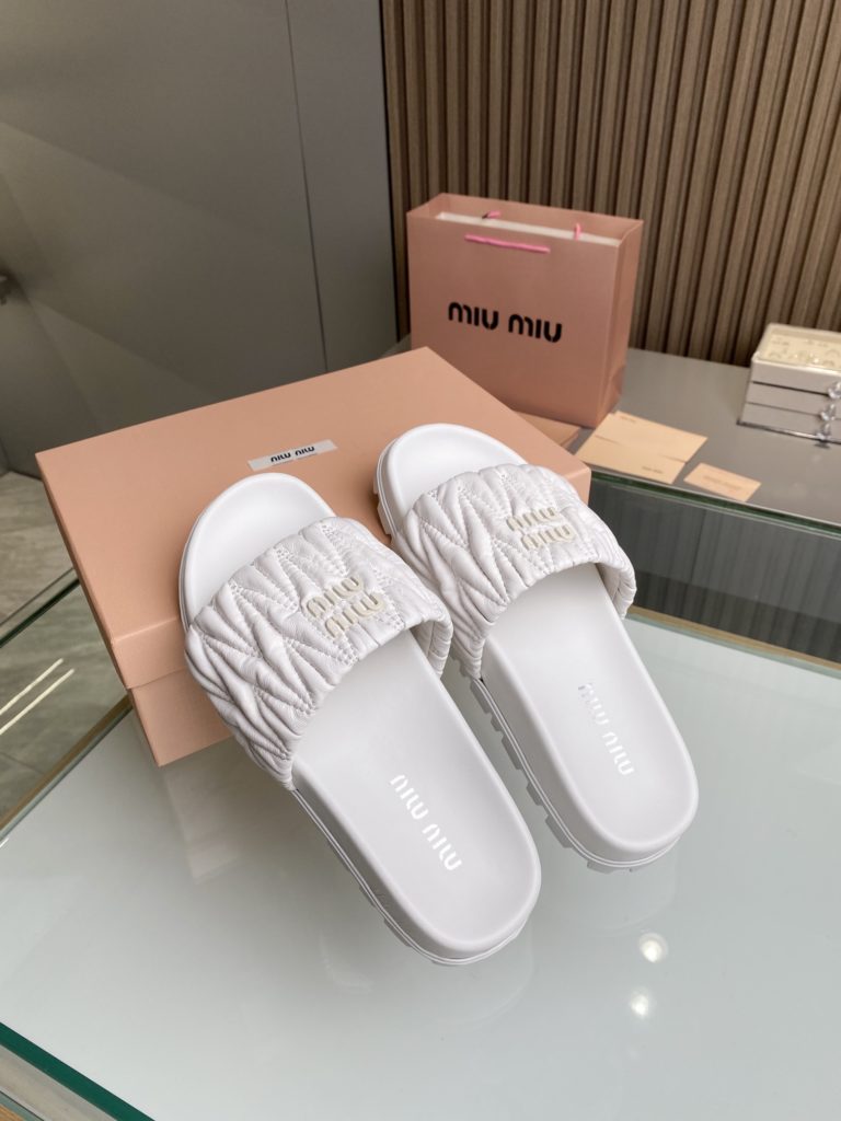 Premium version of Miumiu2024 sandal 1:1 mold opening 👍 All versions of the popular celebrity celebrity girl in Europe and the United States are popular on the market. It has fashion elements. The upper looks very expensive. Wearing it can always show women's fashion charm and fashion, but it is not too conspicuous. The upper sheepskin with the MIUIMIUI letter button is really beautiful. Fabric: sheepskin lining: sheepskin sole: non-slip rubber sole color: black/white/silver s size: 35-41