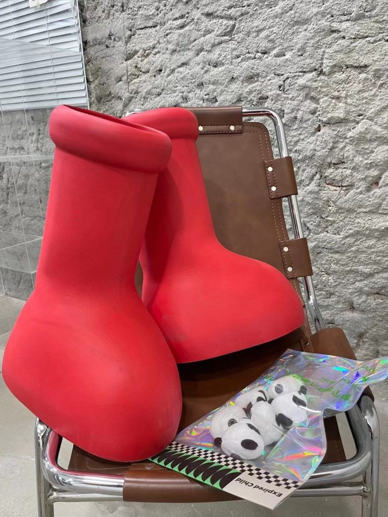 MSCHF, the creative team of the big red boots, made the first release with the inspiration of the red boots of the hero in the classic cartoon 