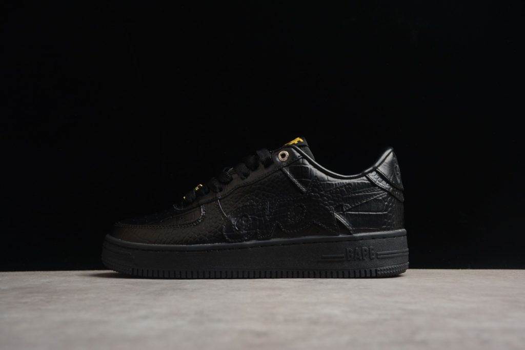 B08D OVO x Bape STA low black color is presented in black, with simple and versatile appearance. On the side, there is OVO and a special star logo. The top of the shoelace and the hole of the shoelace continue the design of BAPE STA. The metal logo with owl echoes the color of the shoe. The shoe box also adopts special packaging design 36-46 with half size