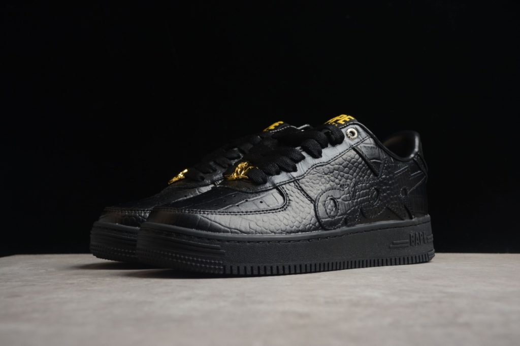 B08D OVO x Bape STA low black color is presented in black, with simple and versatile appearance. On the side, there is OVO and a special star logo. The top of the shoelace and the hole of the shoelace continue the design of BAPE STA. The metal logo with owl echoes the color of the shoe. The shoe box also adopts special packaging design 36-46 with half size