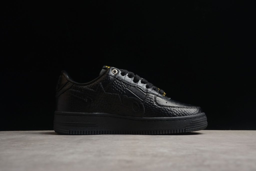 B08D OVO x Bape STA low black color is presented in black, with simple and versatile appearance. On the side, there is OVO and a special star logo. The top of the shoelace and the hole of the shoelace continue the design of BAPE STA. The metal logo with owl echoes the color of the shoe. The shoe box also adopts special packaging design 36-46 with half size