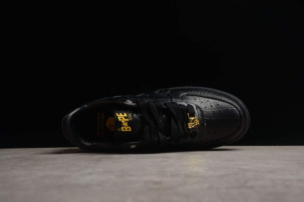 B08D OVO x Bape STA low black color is presented in black, with simple and versatile appearance. On the side, there is OVO and a special star logo. The top of the shoelace and the hole of the shoelace continue the design of BAPE STA. The metal logo with owl echoes the color of the shoe. The shoe box also adopts special packaging design 36-46 with half size