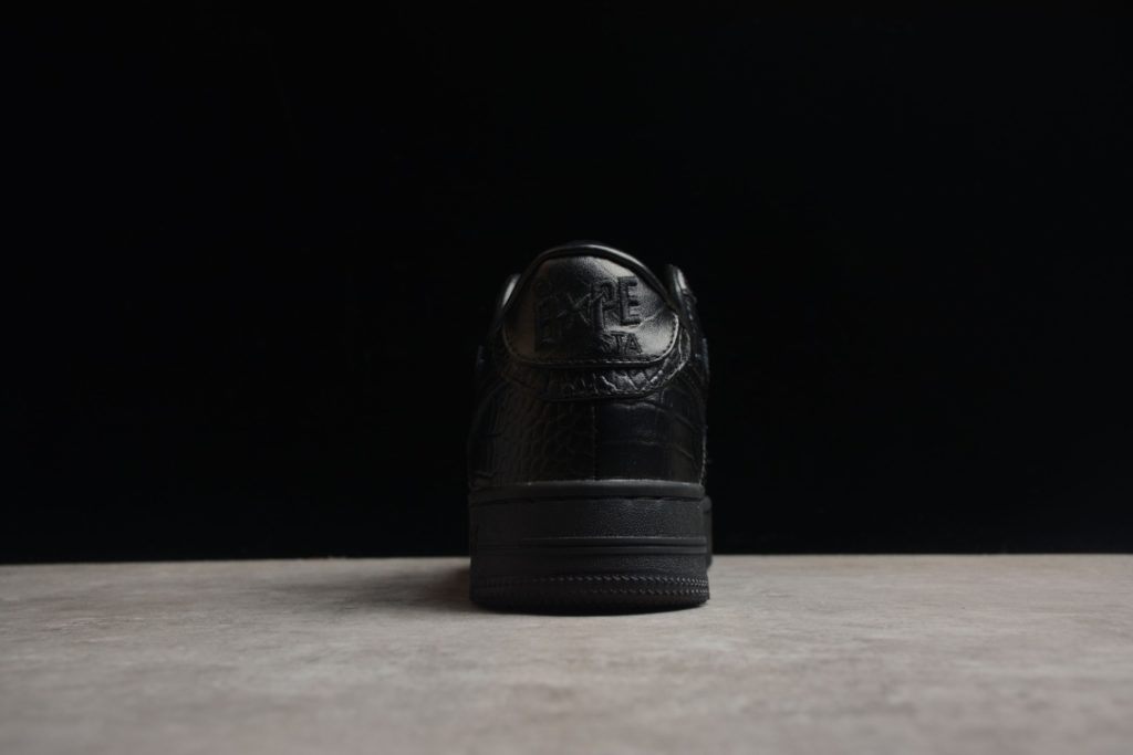 B08D OVO x Bape STA low black color is presented in black, with simple and versatile appearance. On the side, there is OVO and a special star logo. The top of the shoelace and the hole of the shoelace continue the design of BAPE STA. The metal logo with owl echoes the color of the shoe. The shoe box also adopts special packaging design 36-46 with half size