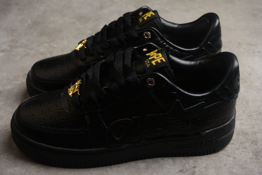 B08D OVO x Bape STA low black color is presented in black, with simple and versatile appearance. On the side, there is OVO and a special star logo. The top of the shoelace and the hole of the shoelace continue the design of BAPE STA. The metal logo with owl echoes the color of the shoe. The shoe box also adopts special packaging design 36-46 with half size