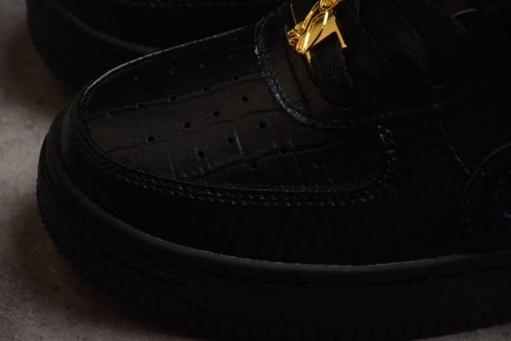 B08D OVO x Bape STA low black color is presented in black, with simple and versatile appearance. On the side, there is OVO and a special star logo. The top of the shoelace and the hole of the shoelace continue the design of BAPE STA. The metal logo with owl echoes the color of the shoe. The shoe box also adopts special packaging design 36-46 with half size