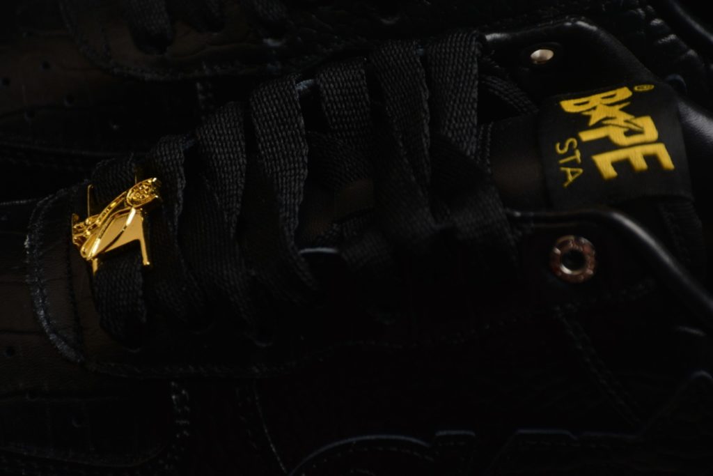 B08D OVO x Bape STA low black color is presented in black, with simple and versatile appearance. On the side, there is OVO and a special star logo. The top of the shoelace and the hole of the shoelace continue the design of BAPE STA. The metal logo with owl echoes the color of the shoe. The shoe box also adopts special packaging design 36-46 with half size