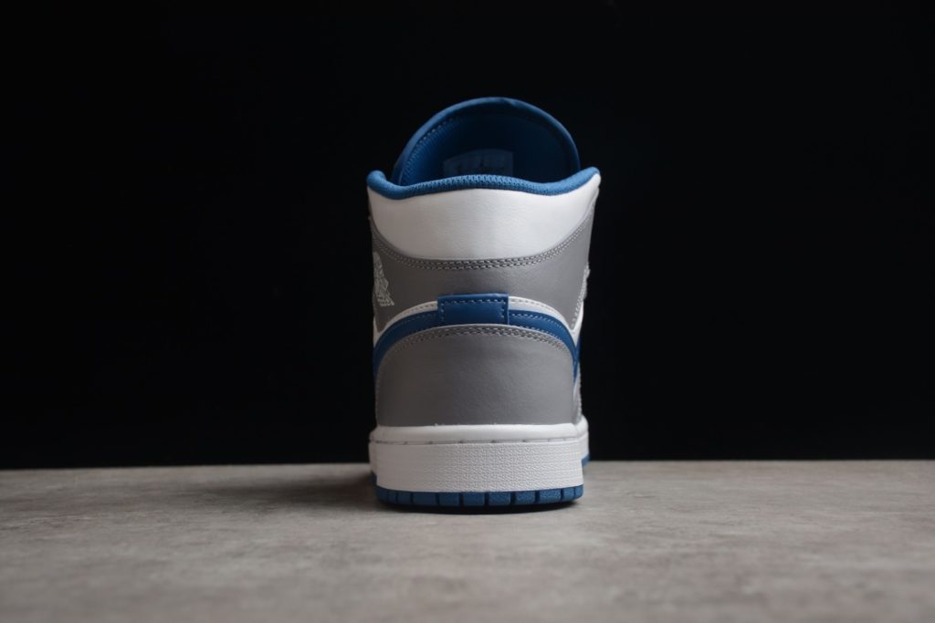 CJ version AJ1Mid has the best ceiling quality in gray, white and blue! The only correct version of genuine shoes on the market. Raw material No.: DQ8426-014 Size: 35.5-46