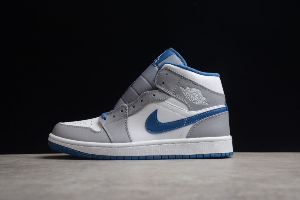 CJ version AJ1Mid has the best ceiling quality in gray, white and blue! The only correct version of genuine shoes on the market. Raw material No.: DQ8426-014 Size: 35.5-46