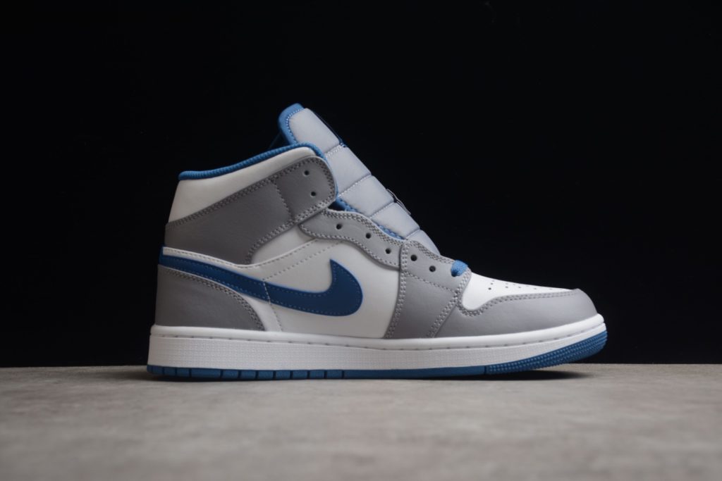 CJ version AJ1Mid has the best ceiling quality in gray, white and blue! The only correct version of genuine shoes on the market. Raw material No.: DQ8426-014 Size: 35.5-46