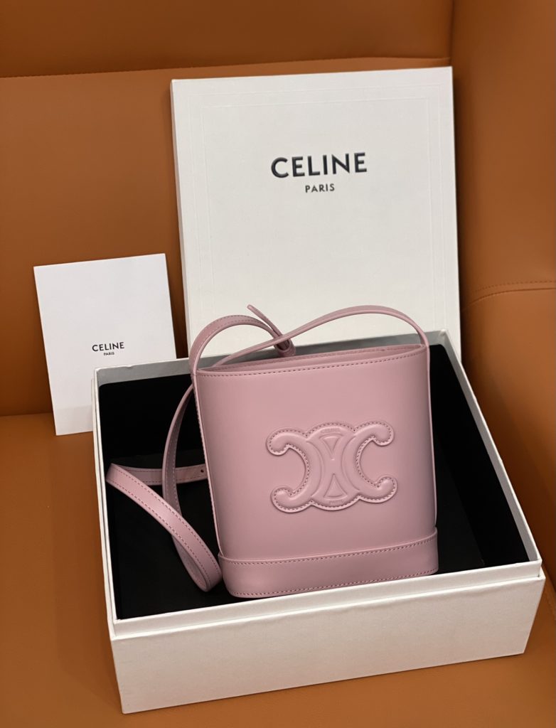 CELINE 2023 new CUIR TRIOMPHE mini cowhide bucket bag 10L433_ Pink with cow leather suede and cow leather lining This model can be loaded with large smart phone models such as PLUS ➕ Shoulder and back snap closure 1 main compartment inner card slot size: 19.5+16+7cm [with original gift box 🎁】